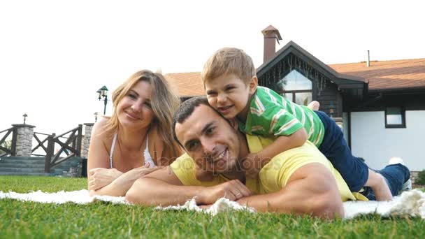 Lyckliga familjen ha roligt utomhus en solig dag — Stockvideo