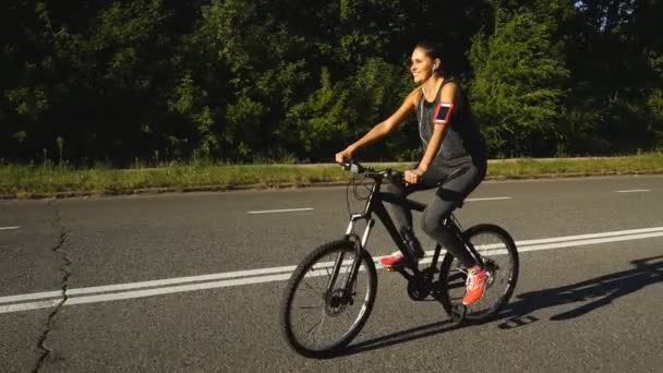 Ciclista mujer montando su bicicleta — Vídeo de stock