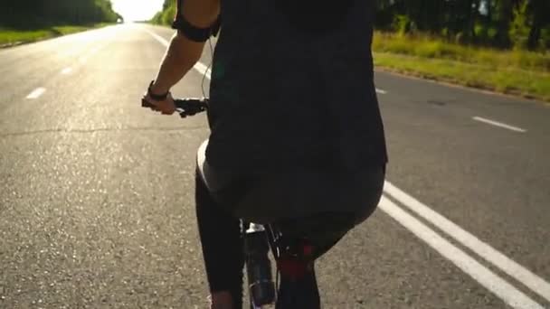 Vacker kvinna idrottsman cyklar på vägen — Stockvideo