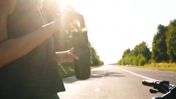 Cyklista žena pije vodu po cvičení — Stock video