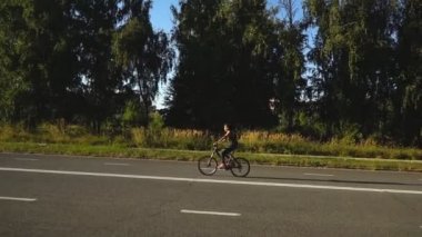 kırsal, yalnız Bisiklete binme Bisiklete binme kadın onun etkin yaz hafta sonu harcama