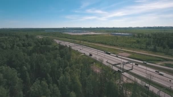 Bovenaanzicht op curven en lijnen van stad snelweg. auto rijden op weg. — Stockvideo