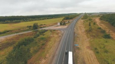 forest yakınındaki yolda havadan görünümü