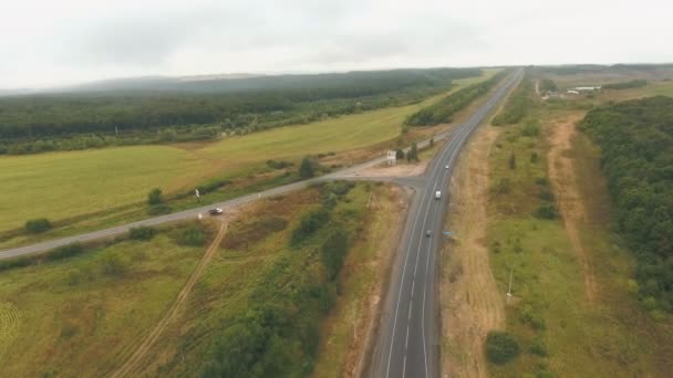 Vista aérea de uma rodovia, paisagem suburbana perto da cidade — Vídeo de Stock