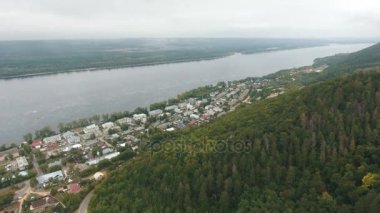 kasabada nehrin yanında havadan görünümü