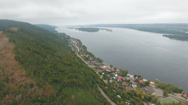 Vista aérea na aldeia pelo rio — Vídeo de Stock