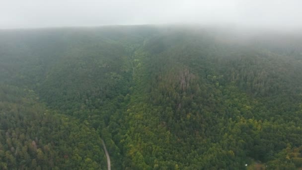 Vista aérea de las colinas en la niebla — Vídeos de Stock