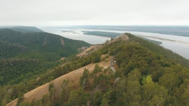 Tiro montañas vista aérea — Vídeos de Stock