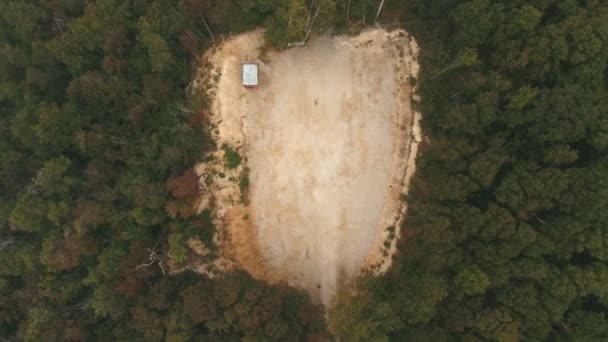 Luchtfoto op speelplaats in het bos — Stockvideo