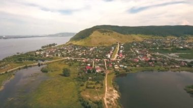 küçük bir kasabada tepelerde havadan görünümü