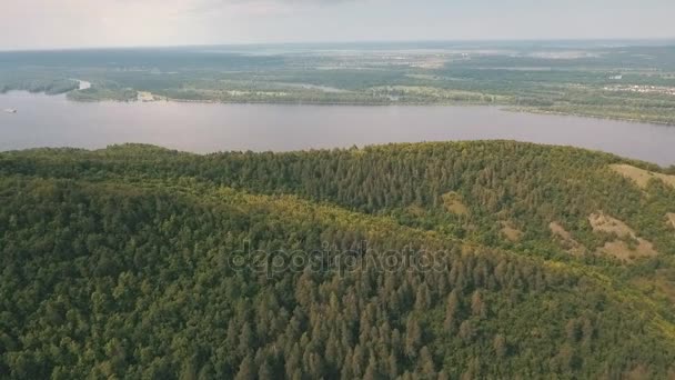 ロシアの川をバック グラウンドでの山の空中写真 — ストック動画