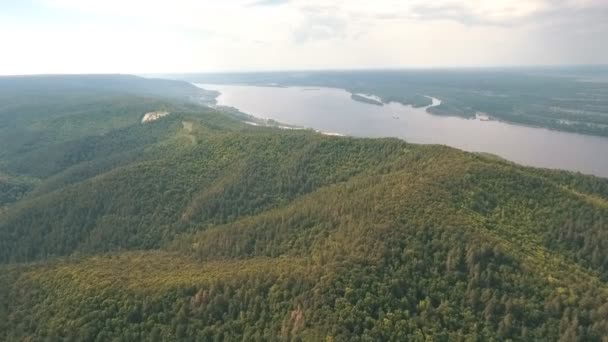 Luchtfoto uitzicht op bergen in de Russische rivier op de achtergrond — Stockvideo