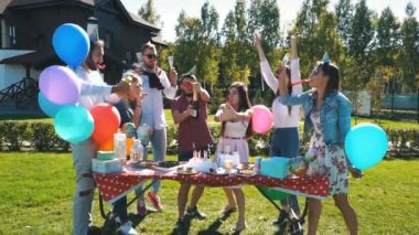 Yard'ın bahçesinde doğum günü kutlama arkadaş grubu