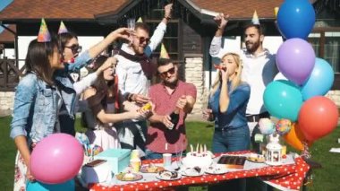 Neşeli arkadaş şehrin konfeti atma ve şampanya içme parti grubu