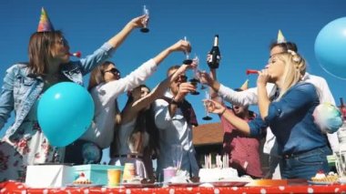 Güzel genç insanlar gülüyor sokak içme üzerinde bir doğum günü kutluyor prosecco eğleniyor.