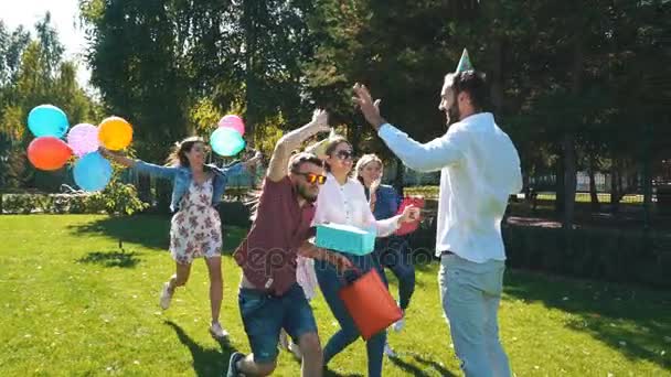 Vrienden geven geschenken aan het feestvarken — Stockvideo