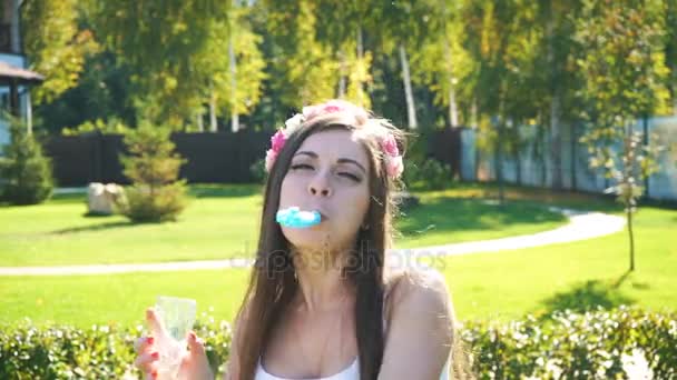 Teenager mit Party-Hut bläst in Party-Horn — Stockvideo