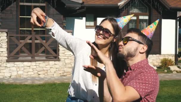 Couple celebrating and doing selfie — Stock Video