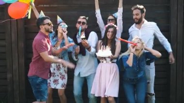 Arkadaş olay kutluyor, gülmek, dans ve şampanya içmek. Parti