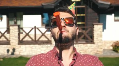 genç adam parti boynuz üfleme parti şapkası