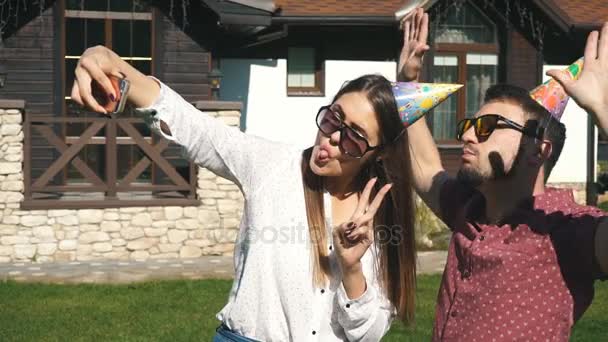Pár slaví a dělají selfie — Stock video