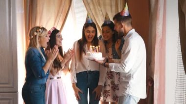 doğum günü kızı bir dilek yapar ve üzerinde bir doğum günü pastası mumlar dışarı darbeler