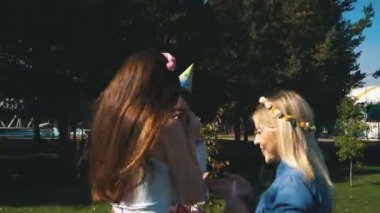 Doğum günü kızı Tebrikler ve hediyeler kız alır. Tüm zarif giyimli ve neşeli vardır. Neşeli doğum günü partisi.