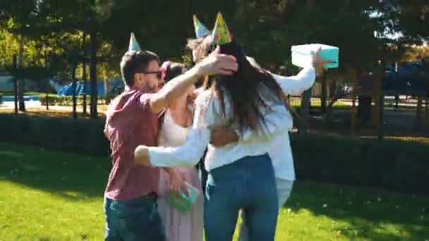Vrienden geven geschenken aan het feestvarken — Stockvideo