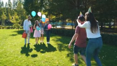 sürpriz doğum günü çocuğu, gözleri kapalı için