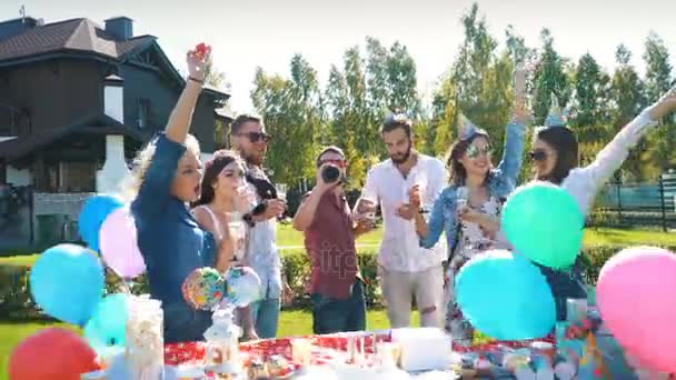 Jovens bonitos rindo se divertindo na rua bebendo prosecco celebrando um aniversário . — Vídeo de Stock