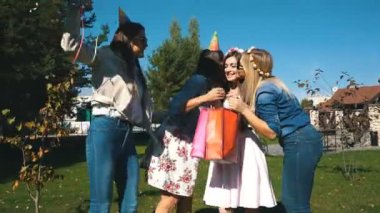 arkadaş doğum günü kız mutlu doğum günü tebrik eder ve hediyeler vermek