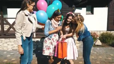 arkadaş doğum günü kız mutlu doğum günü tebrik eder ve ona hediyeler ve balonlar vermek