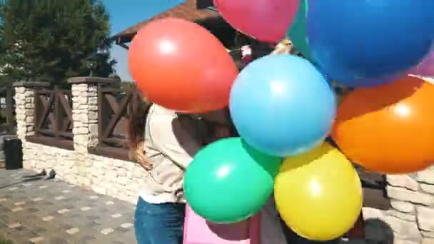 Vriend feliciteren met de verjaardag meisje verjaardag en geven haar geschenken en ballonnen — Stockvideo