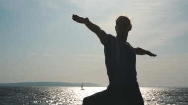 sunset Beach Yoga egzersiz yaparak insan silueti