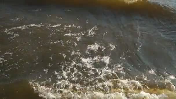 Wave op rivier Volga — Stockvideo