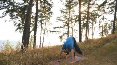 Yoga ln ahşap pratik bir genç adam. Yukarı köpek bakacak şekilde