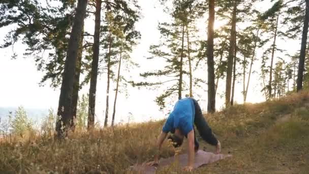 Jovem praticando ioga na madeira. Cão virado para cima — Vídeo de Stock