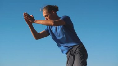 güçlü adam sahilde poz zor yoga pratik