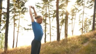 Nehrin yanında ormanda genç bir adam derin derin düşünür