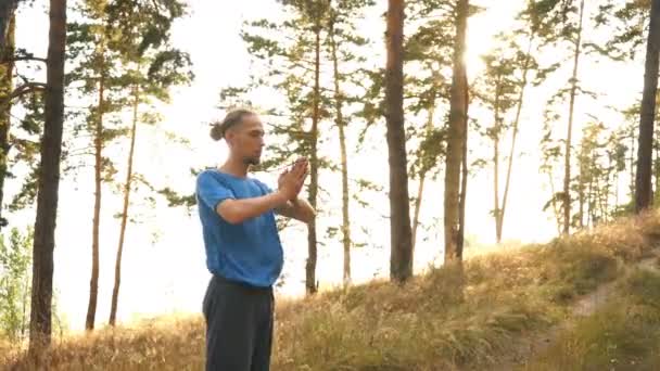 Geluk sportman doen gymnastische oefening in het bos door de rivier — Stockvideo