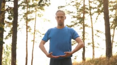 Nehrin yanında ormanda genç bir adam derin derin düşünür