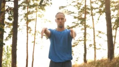 Nehrin yanında ormanda adam Yoga meditasyon doğa huzurlu kavramı