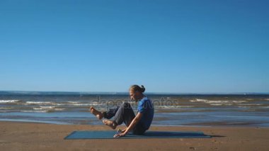 Pratik Yoga bir genç adam. Temel yoga pose: geçiyoruz dandasana.