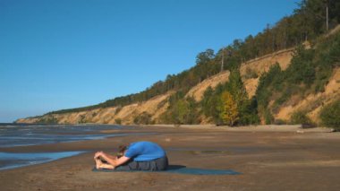 adam Sahilde meditasyon Lotus poz
