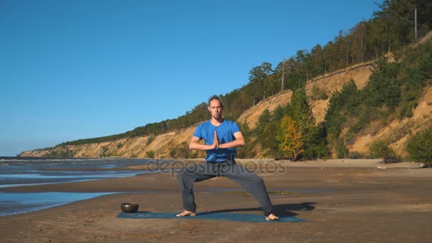 Atletisk muskulös ung man tränar yoga, gudinna, sumo brottare pose — Stockvideo