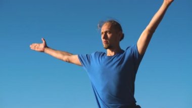 yoga adam sahilde Yoga egzersiz yaparak