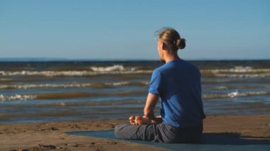 adam Sahilde meditasyon Lotus poz