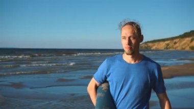 Kumsalda yürüyen bir adam bir yoga ile rulo