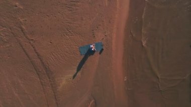 adam Sahilde meditasyon Lotus poz