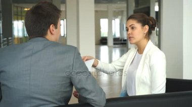 ofiste sandalyelere oturan iş fikirleri tartışmak iki arkadaşları